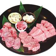 ハシネタ／厚切りロース／漬込み上カルビ／上ホルモン／上ミノ／タン／焼野菜or巻き野菜。みむら選りすぐりのお肉を盛り合わせた大満足の逸品