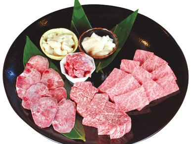 高級な部位がたっぷりと。贅沢メニューが盛りだくさんの『黄金の特選みむら盛　大（3～4名様向）』