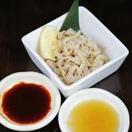 独自の調理法で、美しい乳白色生まれ変わったセンマイ。コリコリとした食感が酒の肴として大人気！