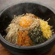 【焼肉　みむら】自慢のナムルや自家製キムチに、特製の味噌だれが加わり絶妙な味の競演が楽しめます。熱々の石の器で仕上がるおこげはたまらないおいしさ！