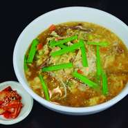 具材とスープが複雑にからみあう味がたまらないと大絶賛。お肉をたくさん食べた後でもあっさりと頂けます。