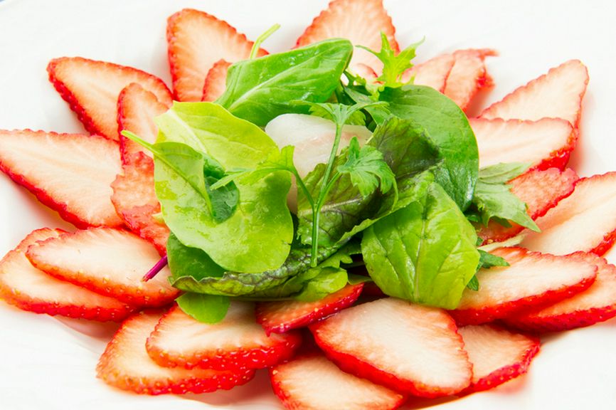 季節のフルーツを使い華やかに演出『森の中の海の幸(イチゴ)』