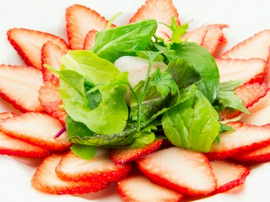 季節のフルーツを使い華やかに演出『森の中の海の幸（イチゴ）』