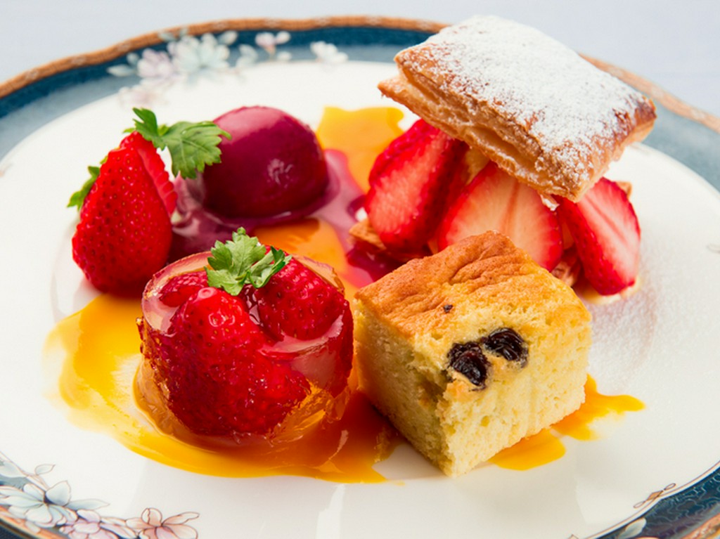 女性ならずとも見逃せない。コースを締めくくるデザートの一皿