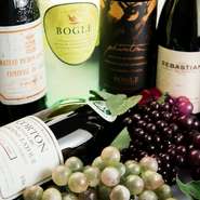 フランスワインとカリフォルニアワインを中心に取り揃えております。お気軽にスタッフまでお声かけくださいませ。