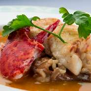 魚でとった出汁にハーブとトマトを加え、さらにオマールのビスクをプラスしたスープ。魚介のエキスを抽出した、濃厚なスープを堪能していただけます。リゾットを添えボリューム感を出しています。