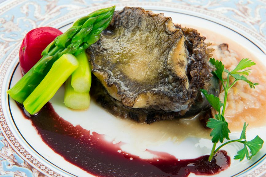 日本的な食材としてアワビを選び、フレンチの一皿に仕上げました