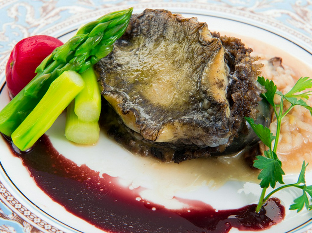 日本的な食材としてアワビを選び、フレンチの一皿に仕上げました