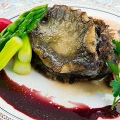 日本的な食材としてアワビを選び、フレンチの一皿に仕上げました