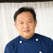 関門海峡の魚介を中心に、その日の新鮮な食材を使い料理を仕上げ提供します。予約をいただくのはそのためでもあります。フレンチならではの、ソースの多様性を追求したメニューでお客様をお迎えしています。