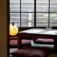 おまかせの前菜を少しずつ楽しめる『夜のわっぱ御膳』や『おつまみわっぱ弁当』などをはじめ、コースメニューが充実しているのも魅力。落ち着いた雰囲気の中、ゆったりと食事と会話を楽しめます