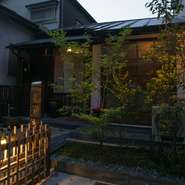 緑に囲まれた古民家の情緒ただよう外観は、ライトアップされると更に美しく雰囲気満点です。夕暮れ時にプライベート感あふれるカフェタイムや、のんびりディナーが楽しめそう