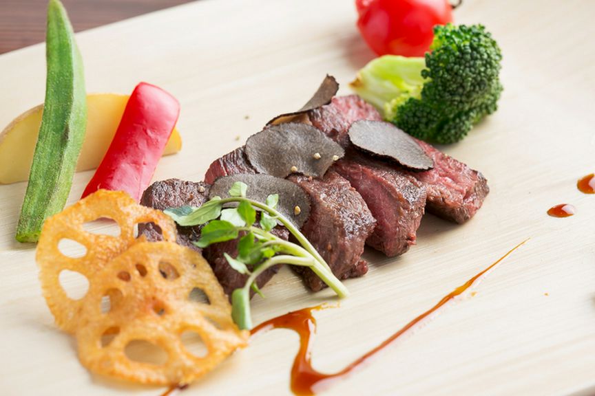 福岡宗像牛のロースステーキと焼き野菜 トリュフ香る香味ソース