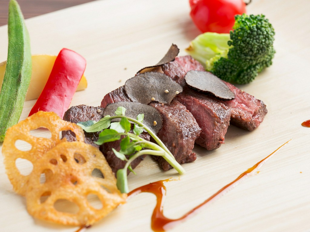 福岡宗像牛のロースステーキと焼き野菜　トリュフ香る香味ソース