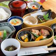旬の食材をふんだんに使った『季節のわっぱ御膳』は、少しづつ色々なお料理を楽しめます。（昼夜各10食限定）
※内容は季節により変更されます。