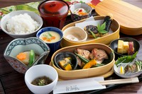 彩り豊かで四季を感じる、品数豊富なランチ『季節のわっぱ御膳』