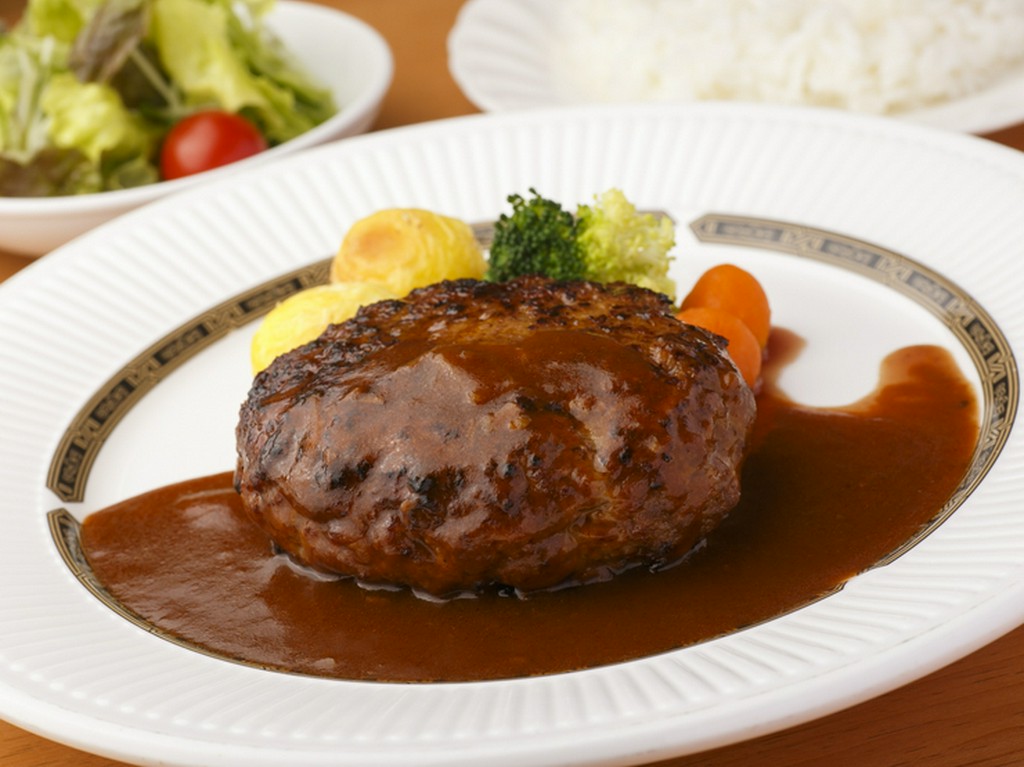 大きくふっくらと焼き上げた『手ごねハンバーグ200g〈天童温泉半熟たまご付〉（ランチ）』