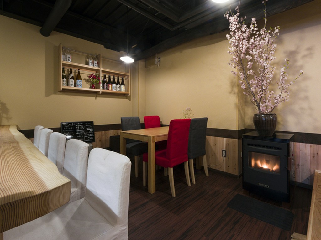 一見、中華料理店とは思えないナチュラルモダンなお洒落な店内