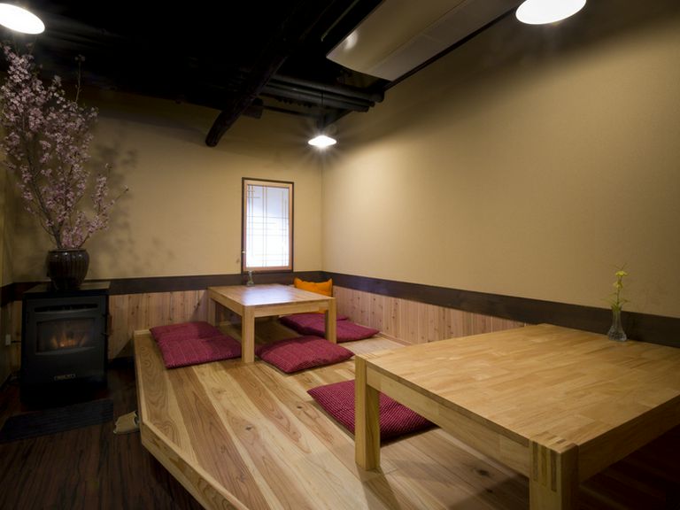 明るく清潔感あふれる店内には靴を脱いでくつろげる小上がりも