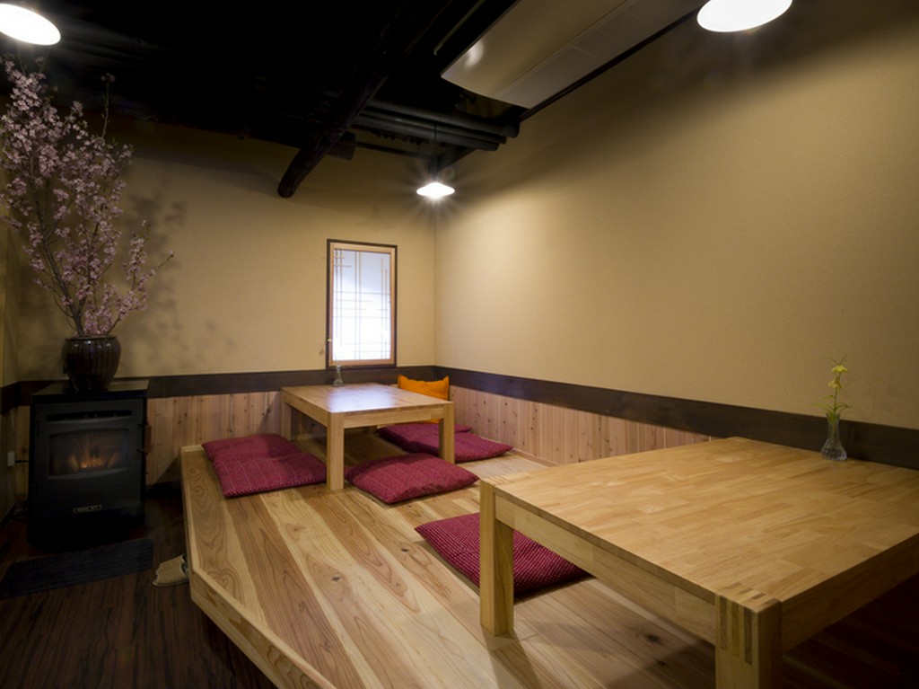 明るく清潔感あふれる店内には靴を脱いでくつろげる小上がりも