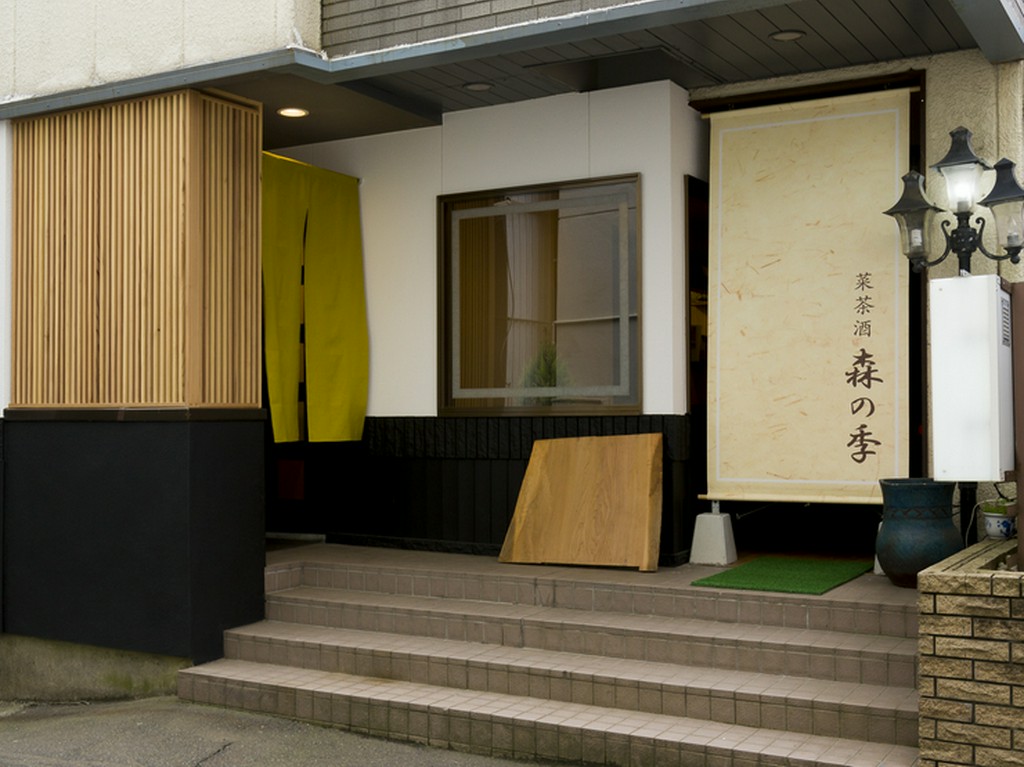 白と黒を基調としたモダンな外観の大人の隠れ家