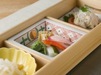 四季折々の旬の素材を上品に盛り合わせた『森の季のおすすめ前菜盛り合わせ』