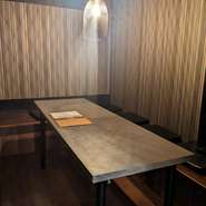 半個室（扉で完全に仕切られているお部屋ではございません）