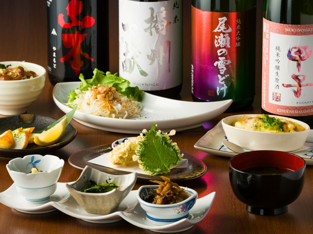 アレンジのきいた逸品料理を、100種以上の豊富なお酒と共に