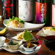 おいしさの追及の為なら労を惜しまないオーナーシェフの緒方氏。『クリームチーズ茎わさびwithいぶりがっこ』など、秋田の名物も取り入れた料理は沢山の人を魅了しています。
