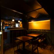 日本酒にぴったりな逸品が豊富に用意されています。『カニクリームコロッケ』や『スパイシーカレーうどん』など、ボリュームのある逸品もあって嬉しい限り。カウンター席も3席用意されています。
