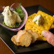 徳島すだちサワー、福岡あまおうサワー、ローズヒップサワーなど、酒蔵より入荷する果実酒でつくるフルーツサワーが大人気。コースは4400円から相談でき、お酒との相性も抜群な逸品と共に楽しい時間を過ごせます。
