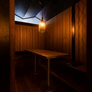 肩肘張らず寛げる木の質感溢れる店内は、デートなどにも喜ばれる雰囲気です。豊富な地酒や果実酒と、おいしい料理をシェアしながら、ゆっくりと二人の時間を過ごしてみては。
