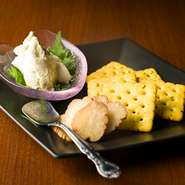 ピリッとした辛味とシャキシャキとした食感が楽しめる「茎わさび」を、クリームチーズと合わせました。クラッカーや秋田名物いぶりがっこと共に味わえばまた違うおいしさ。お酒がついつい進みそうです。