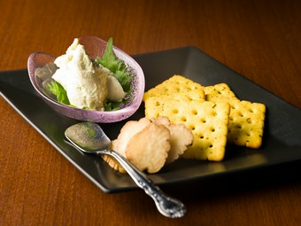 秋田の名物をあわせて。『クリームチーズ茎わさびwithいぶりがっこ』