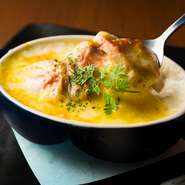 バターや小麦粉で丁寧につくるベシャメルソースを使い、濃厚な「あん肝」をグラタンに仕立てました。マカロニ・ジャガイモ・チーズ、そしてあん肝が奥深い味わいのソースとも抜群の相性です。