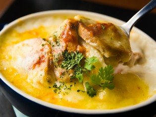 丁寧につくるベシャメルソースが味の決め手『あん肝グラタン』