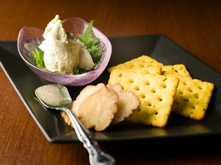 秋田の名物いぶりがっこを、クリームチーズと共に