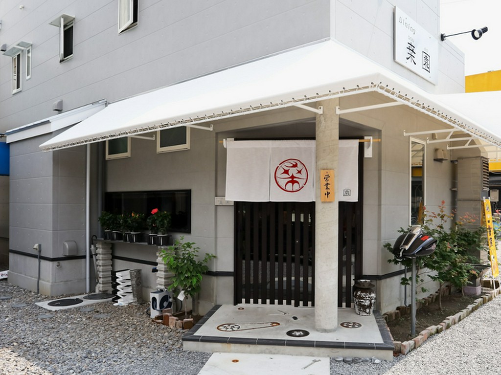 内装は父の設計、バイクパーツが埋め込まれたエントランスに注目