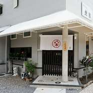 店主は無類のバイク好き。店を開業する際こだわったのは、大好きなバイクのパーツをエントランスに埋め込んだ事。また白・黒・赤をバランス良く配した内装は、設計士の父に設計を注文し、1から作り上げたものです。