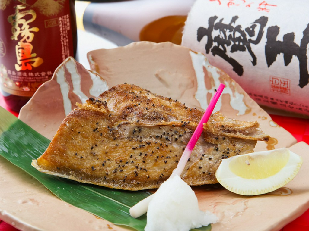大間から仕入れた鮪を使い、居酒屋風メニューでお出しする『直送大間産本鮪カマ焼』は隠れた逸品