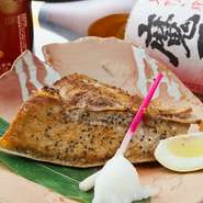 大間と言えば「マグロ」。大間から直送の本鮪のカマ部分に塩・黒胡椒で味付けをしてシンプルに焼き上げています。大根おろしとポン酢でさっぱりと食べられる【桒園】の海鮮居酒屋風メニューの1つです。