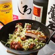 横濱から仕入れたはまゆりポークの骨付きロース肉を、下味を付けてから1晩以上寝かせ、カレー風味で揚げてから刻みネギと炒め、小さな中華鍋でサーブしています。本場横濱中華街の味をここ岡崎市で味わえます。