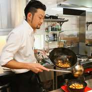 常にお客様に見られているオープンキッチンなので、自分自身の身だしなみも店の中もいつでも清潔であるように心がけています。美味しい料理はきれいな環境からつくられるという信念から自分も実践しています。