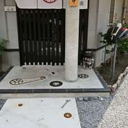 建築士の父に建物の設計を依頼し、細かい注文に応じてもらいました。また、バイク好きが高じて、箸置きがスパナの形だったり、エントランスにバイクパーツを埋め込んだりと遊び心もバイクにちなんででいます。