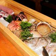 日本海で水揚げされた天然物の魚介を、直接漁港に出向いて仕入れるほどのこだわりぶり。「お造り」をはじめ、「塩焼き」や「天ぷら」などで旬の魚を使った料理を心ゆくまで堪能できます。