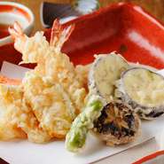 旬の素材を使い、丁寧に仕上げられた天ぷらたちは、サクサク衣とエビのぷりぷり食感がたまりません。豊富に揃った日本酒や焼酎など、和のお酒のお供にもぴったりな、おすすめの一品です。
