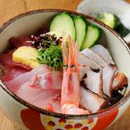日本海で水揚げされた新鮮な天然物の魚介を直接出向いて買いつけるというこだわりが凝縮された一品。旬魚の旨みがたっぷりと詰まった丼です。