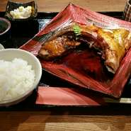 煮付け、お惣菜、ごはん、みそ汁、漬け物
食後にコーヒー
※200円追加でミニ天ぷらかミニ刺身を食べられます。