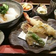 海鮮丼（小）、ミニ天ぷら、お惣菜、みそ汁、漬物
食後にコーヒー