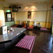 シックで落ち着いた雰囲気漂う店内は、居心地のよい空間。靴を脱いでくつろげるので、ご年配の方でも安心して食事を楽しめます。家族だんらんにも最適。日常を離れ、ゆったりした時を過ごしてみてはいかが。